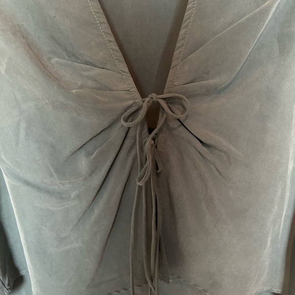 Urban woman’s top size small petite - Picture 3 of 5